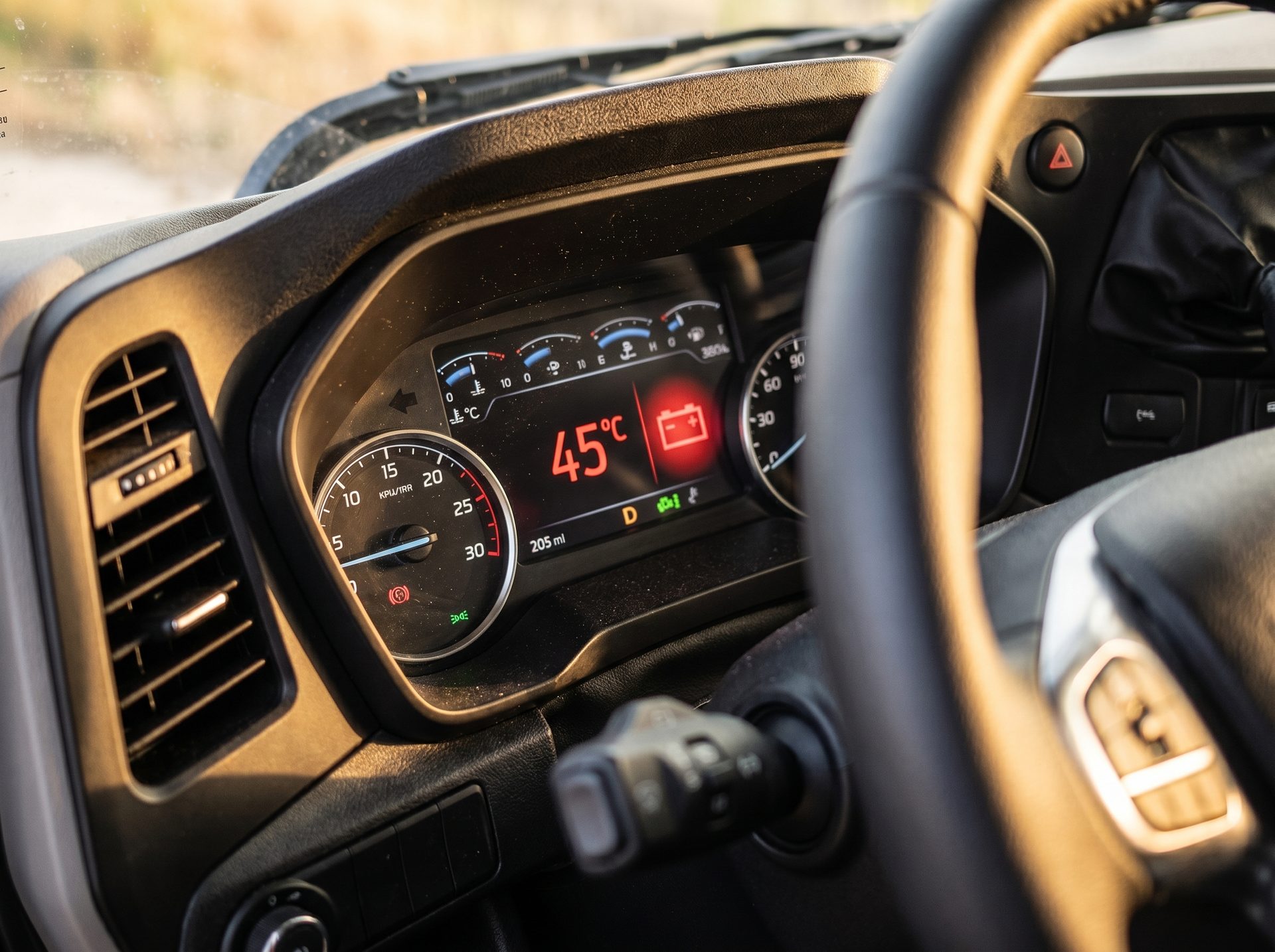 Cruscotto con monitor di carica della batteria